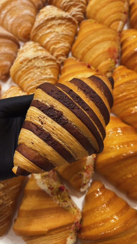 Kruasanas su juodojo šokolado kremu ir juodaisiais serbentais