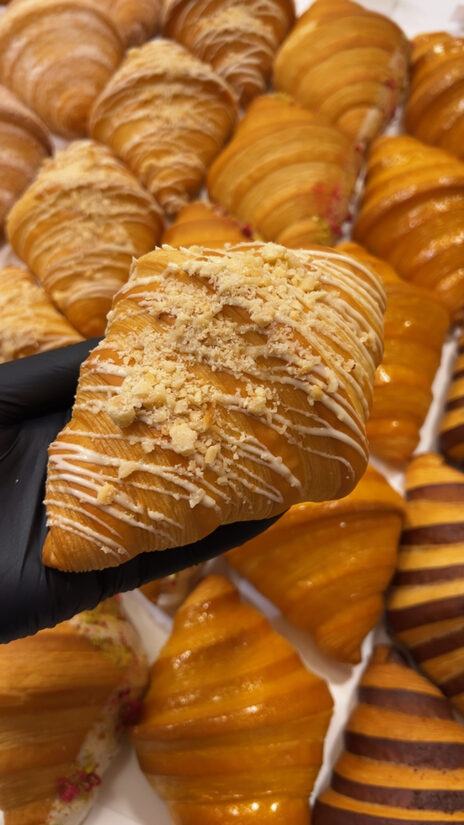 Kruasanas su medaus kremu ir lazdyno riešutais