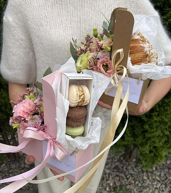 Gėlių ir macarons krepšelis "Su rugsėjo 1-ąja"