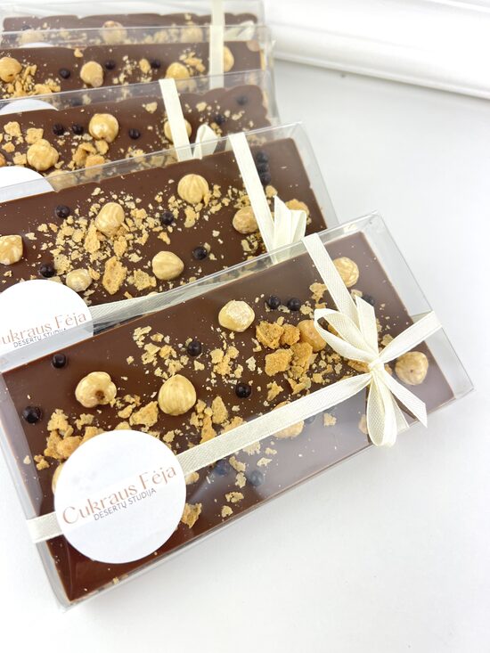 Pieniškas šokoladas su lazdyno riešutais