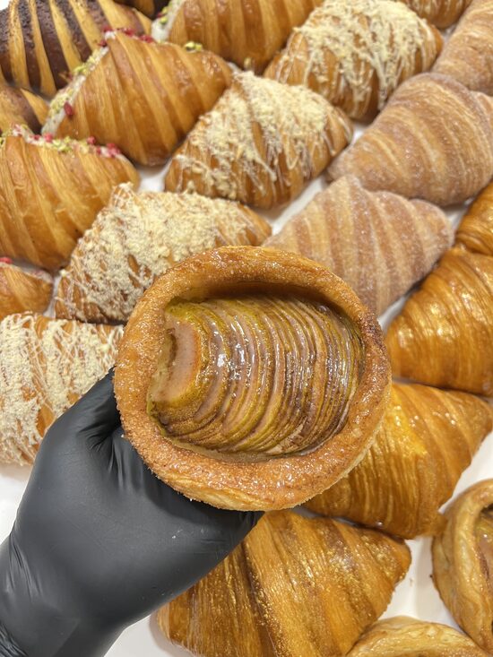 Sluoksniuotos tešlos krepšelis su obuoliais