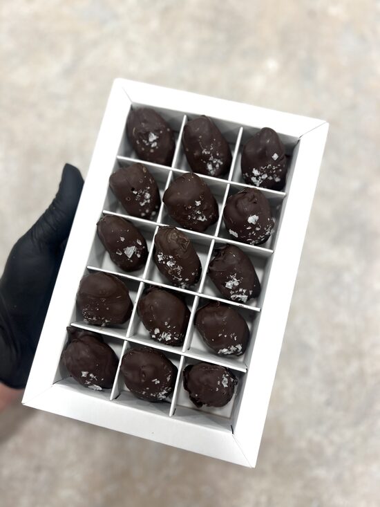 Datulės šokolade su riešutų sviestu, traškučiu, juodoju šokoladu ir druska