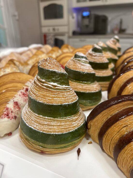 Eglutė su pistacijų/aviečių įdaru