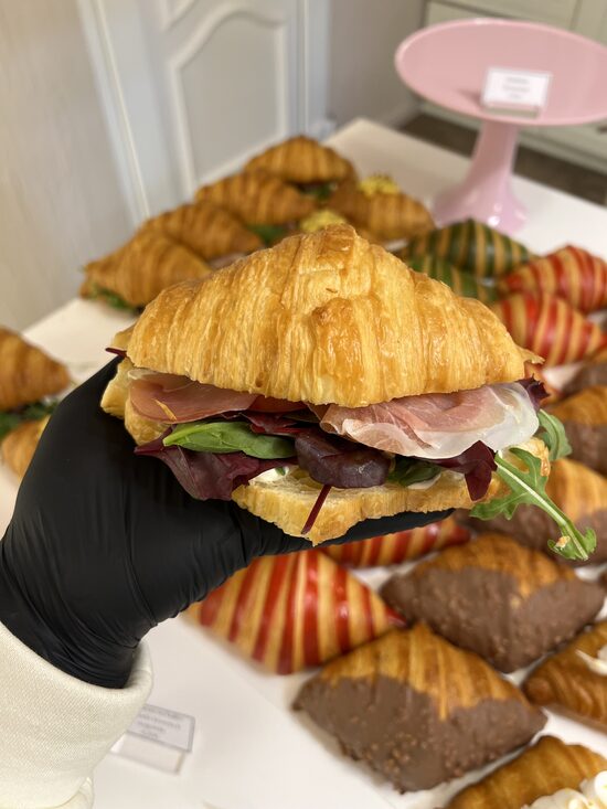 Kruasanas su kumpiu ir pomidorais