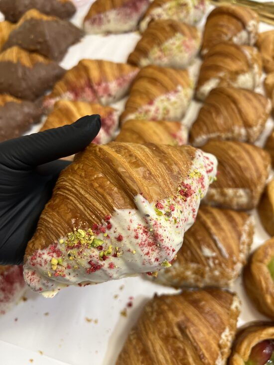 Kruasanas "Baltas šokoladas-uogos"